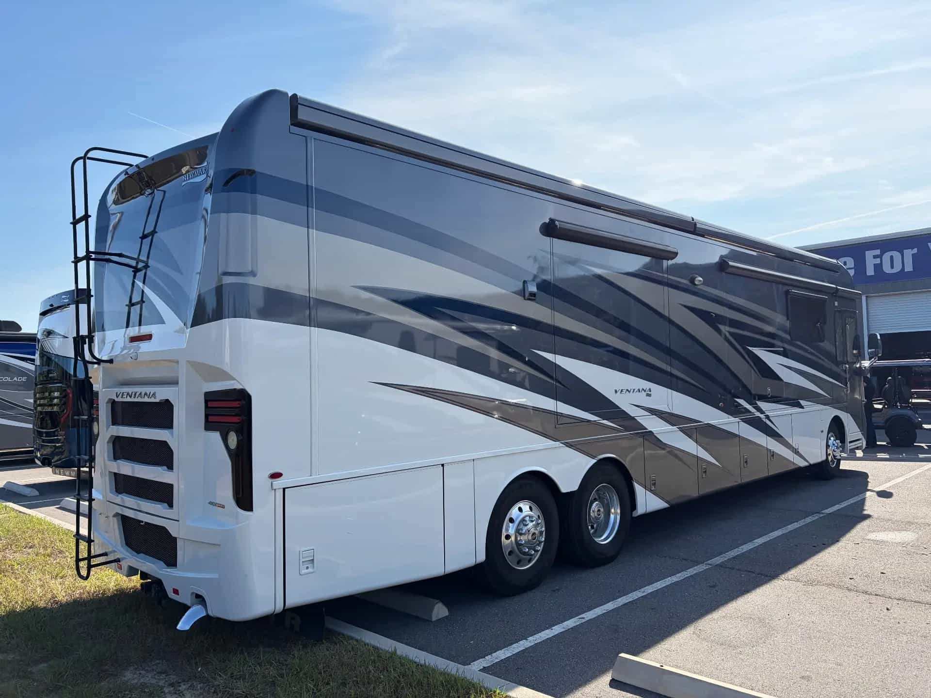 Newmar Dutch Star/Ventana 4369: Two late-model units just listed