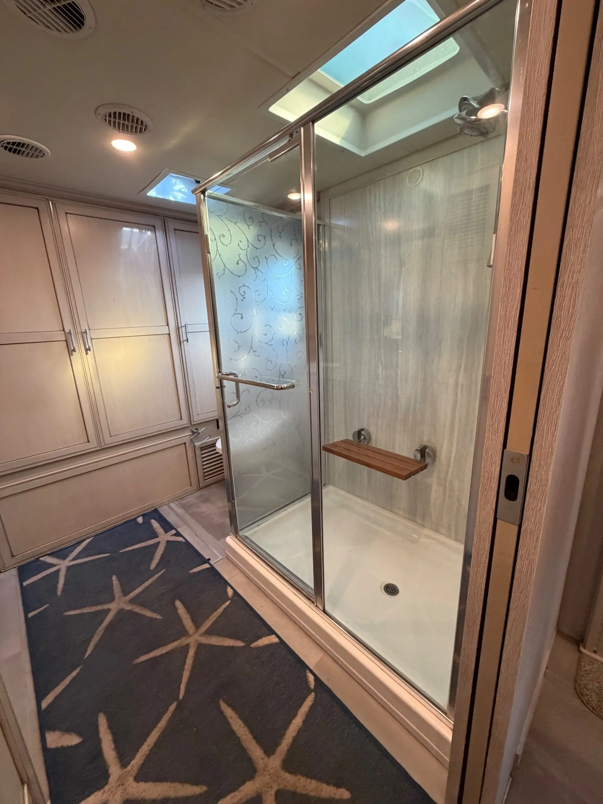 Spacious shower with bench seat