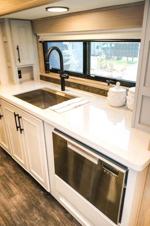 Farmhouse sink and dishwasher