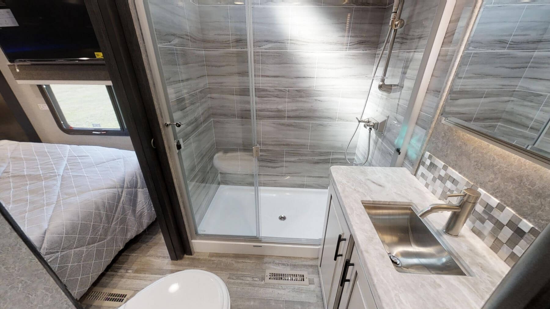 Master bathroom in the Jayco Seismic 4113